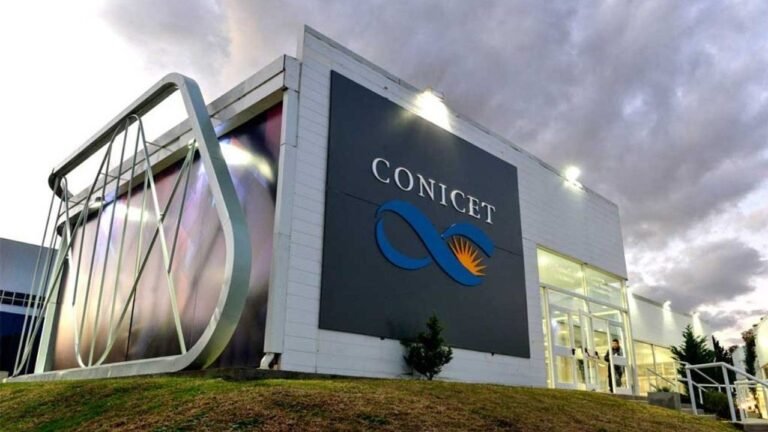 Trabajadores del Conicet realizaron un ruidazo contra los despidos