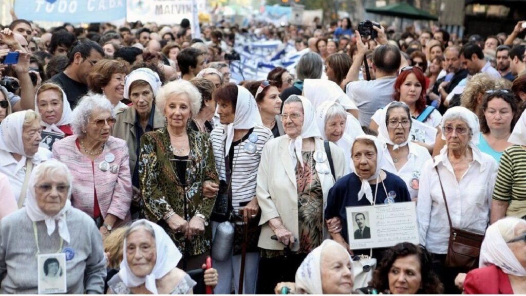 Organismos de DD.HH. se movilizaron a la Plaza de Mayo contra el ajuste en políticas de Memoria