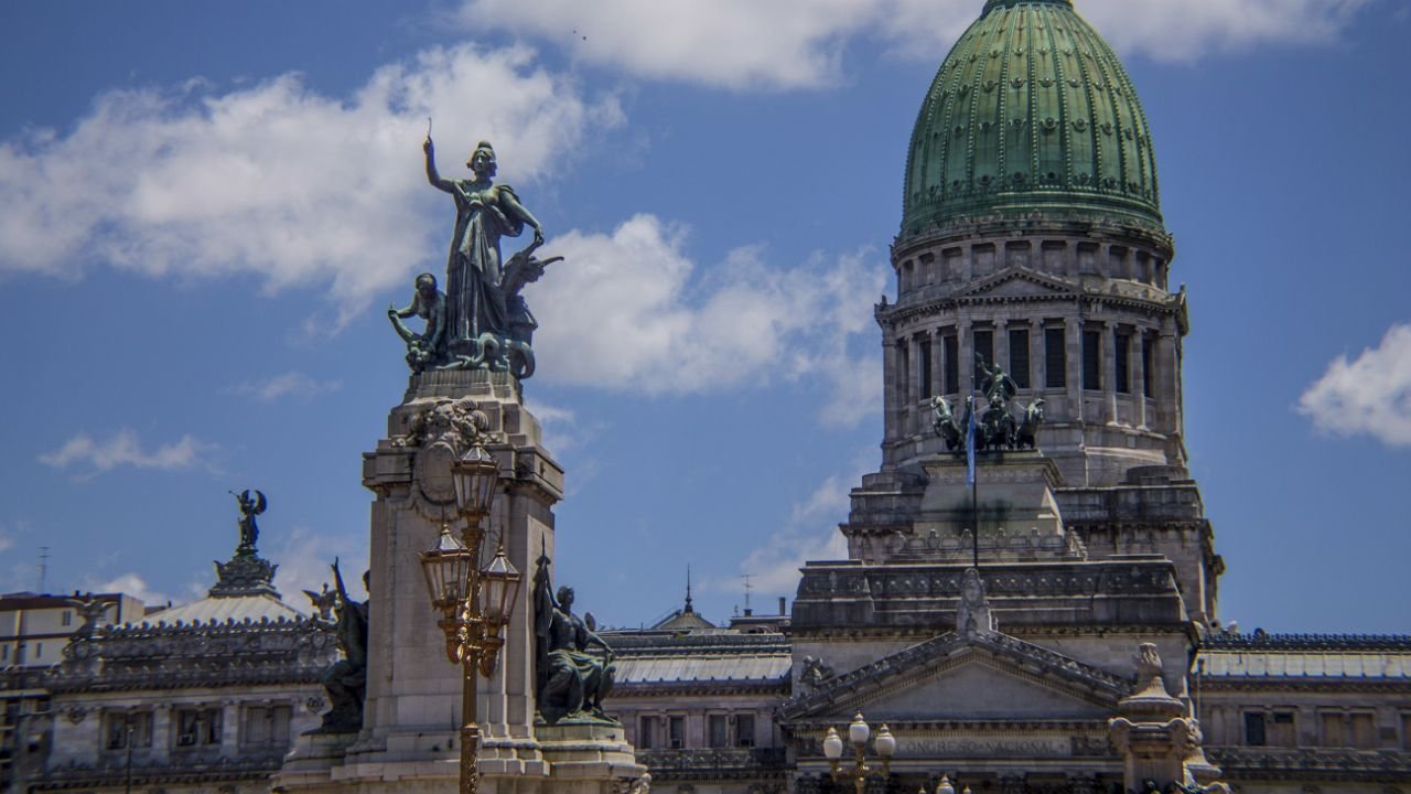 Se demora la ley ómnibus a 40 días del Pacto de Mayo