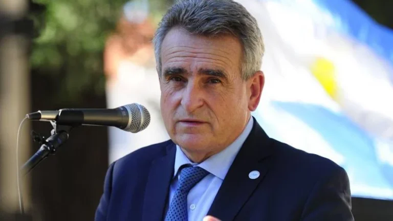 Agustin Rossi dando un discurso.