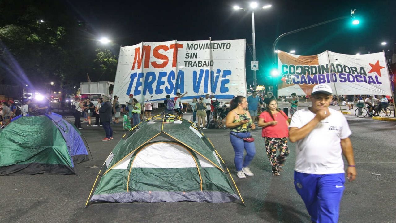 Los manifestantes levantaron el acampe pero alertaron que continuarán con las protestas