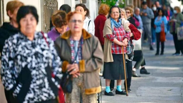 El Gobierno oficializó los nuevos montos para jubilados y asignaciones