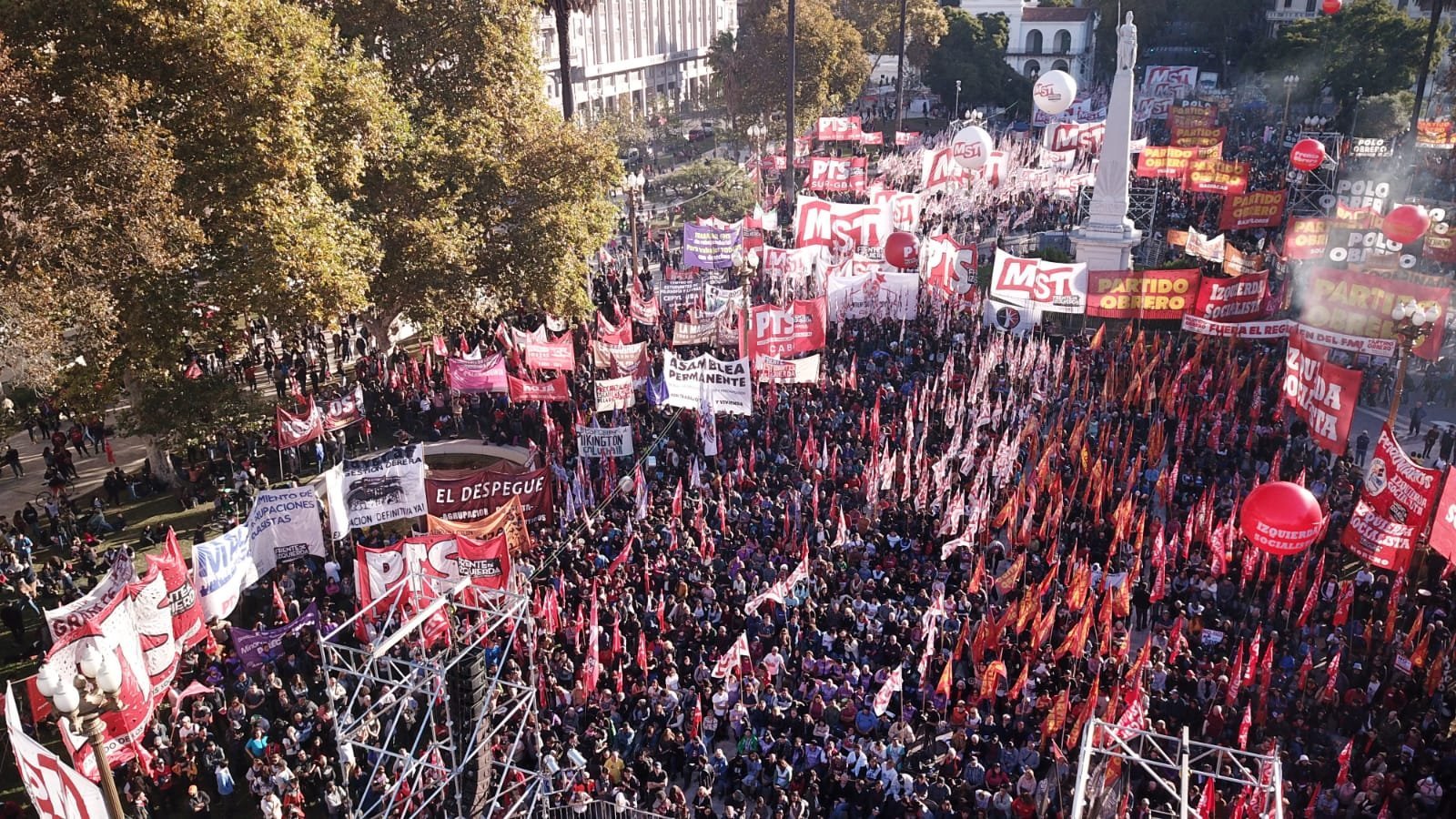 La izquierda colmó Plaza de Mayo por el día del trabajador y la trabajadora