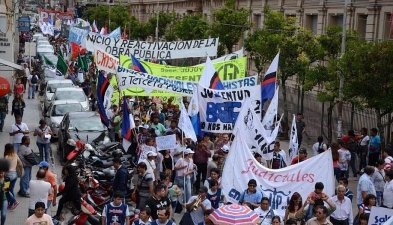 Jujuy: Masiva protesta de docentes por salarios dignos