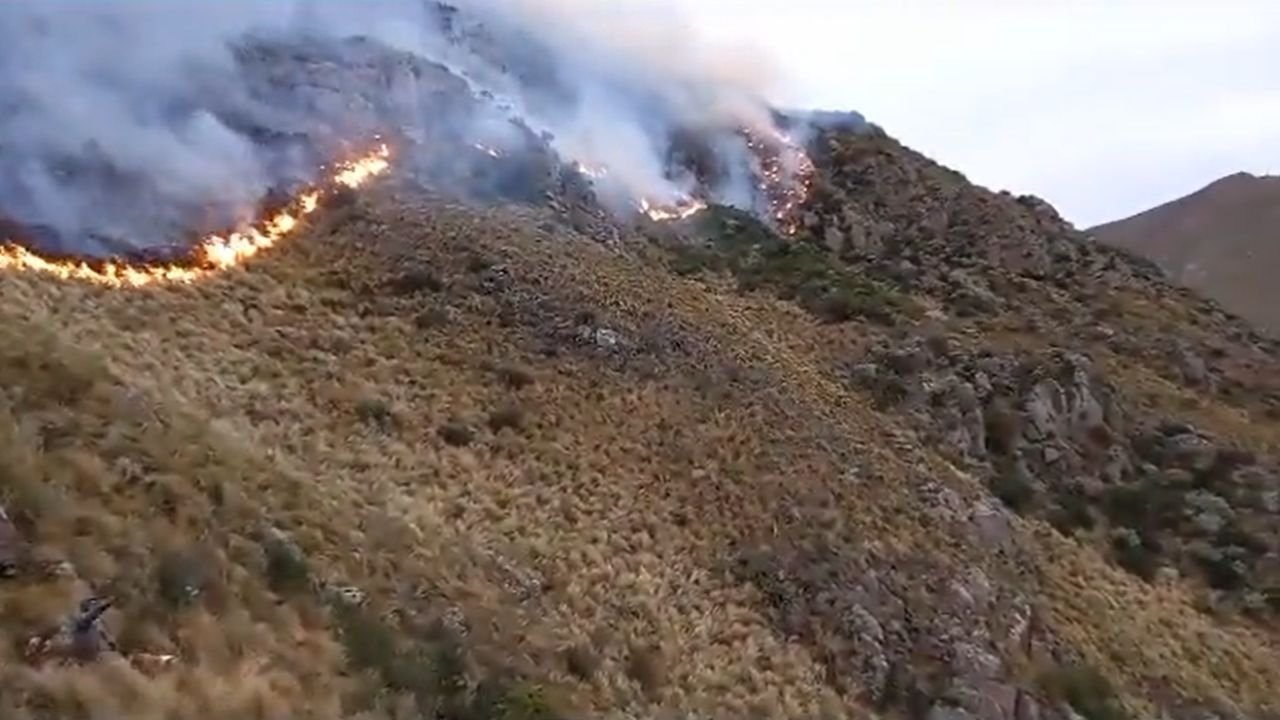 Córdoba: Combaten incendios forestales en el Cerro Uritorco