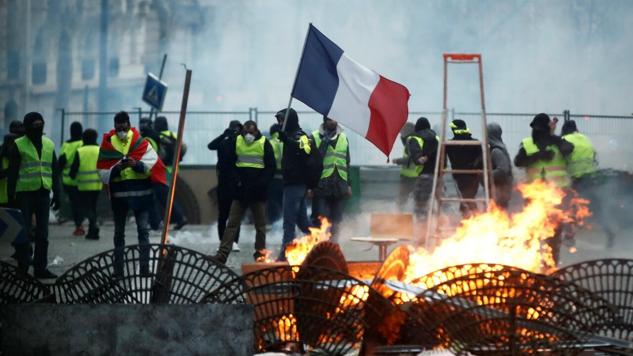 Crisis en Francia: Macron convocó una reunión de urgencia