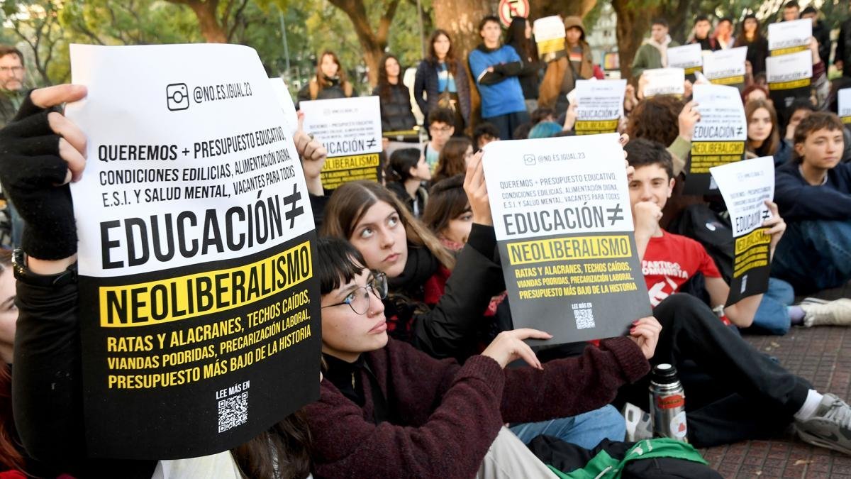 Estudiantes de escuelas secundarias reclamaron frente a la Jefatura del Gobierno