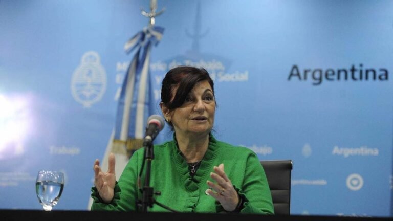 Aplicarán multas a las empresas que no paguen el bono anunciado por Massa