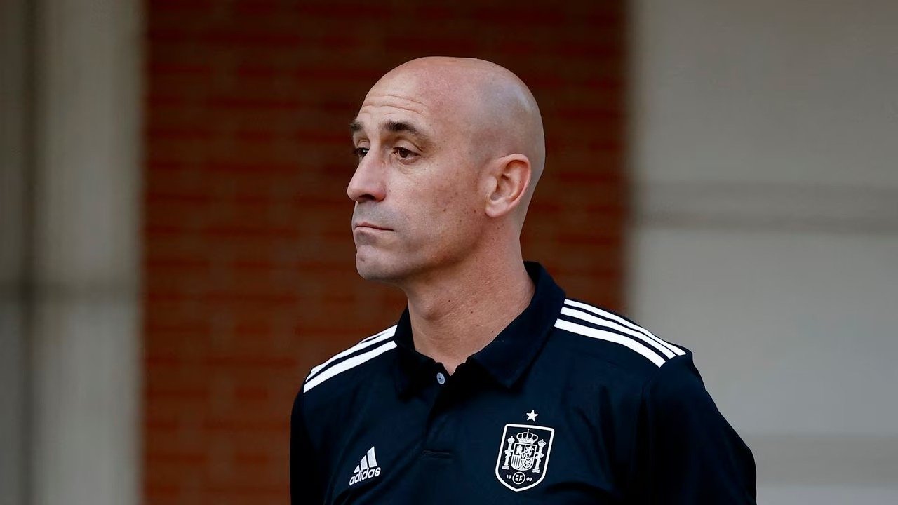 España: Luis Rubiales se va tras el beso sin consentimiento