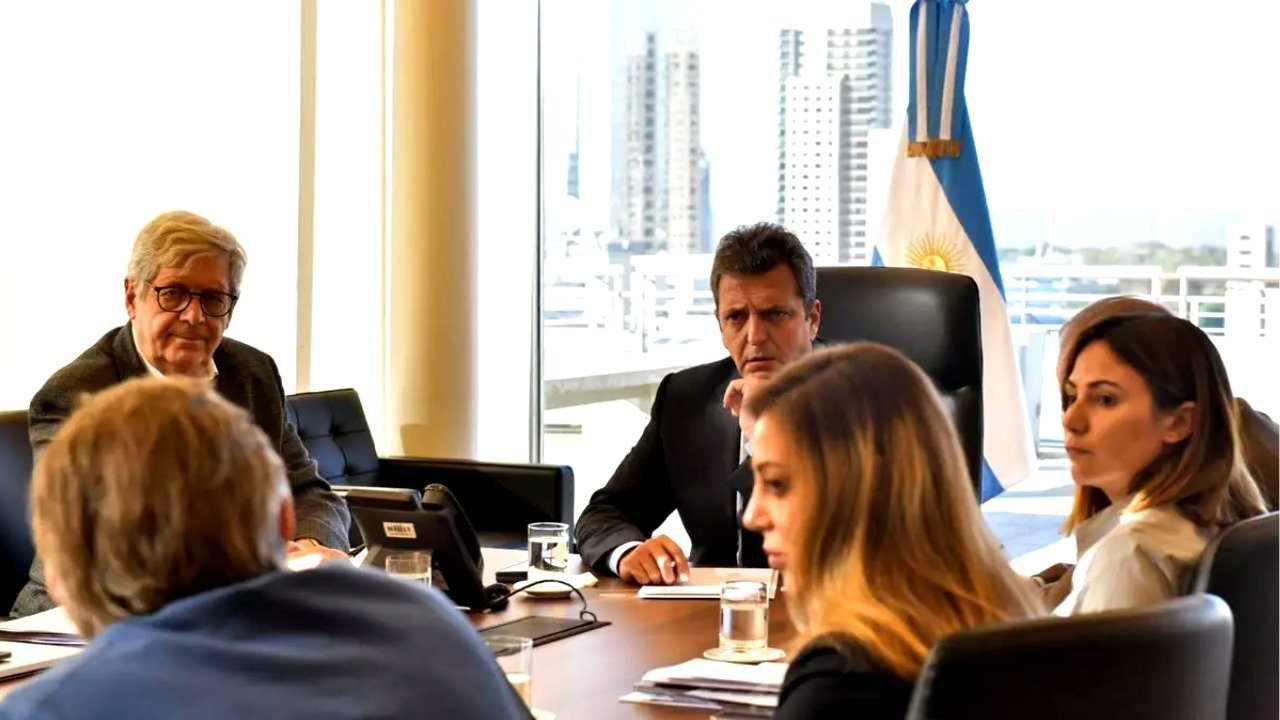 Massa se reúne con el gabinete económico: Analizan eliminar el impuesto a las ganancias