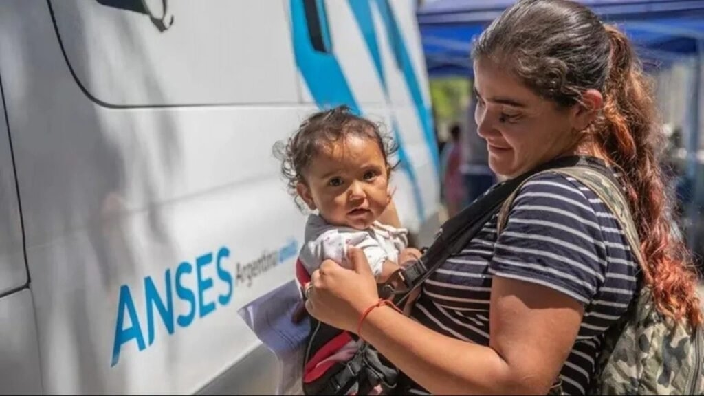 Desde enero aumenta el 100% la AUH y el 50% la Tarjeta Alimentar