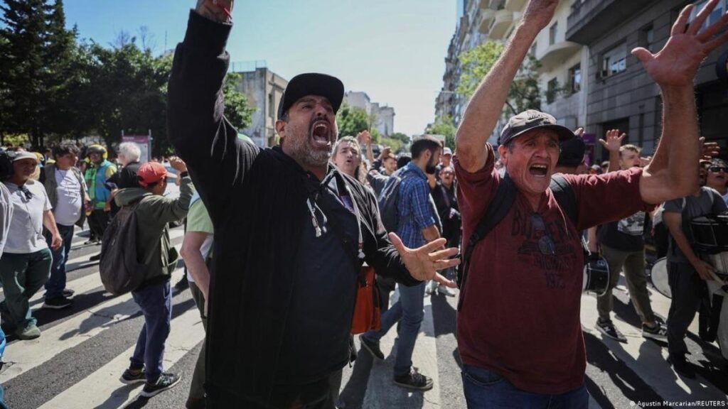 Despidieron a 7.000 empleados públicos por decreto