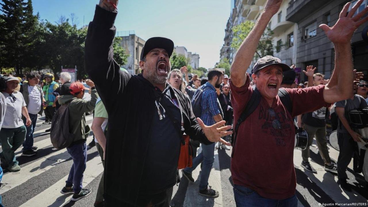 Despidieron a 7.000 empleados públicos por decreto