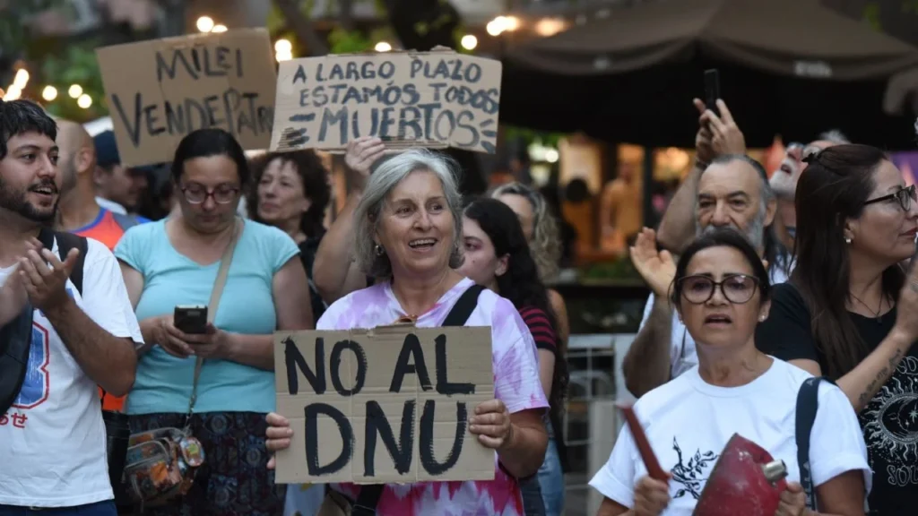Cortes, protestas y cacerolazos contra del DNU, la Ley Ómnibus y el ajuste