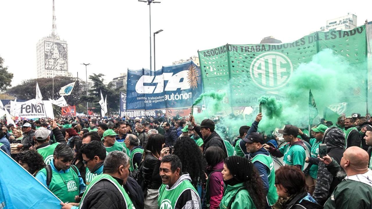 Estatales despedidos asisten a sus trabajos y Milei manda policías