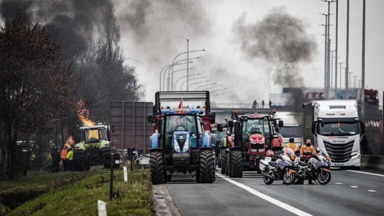 Cientos de agricultores cortan rutas en Países Bajos