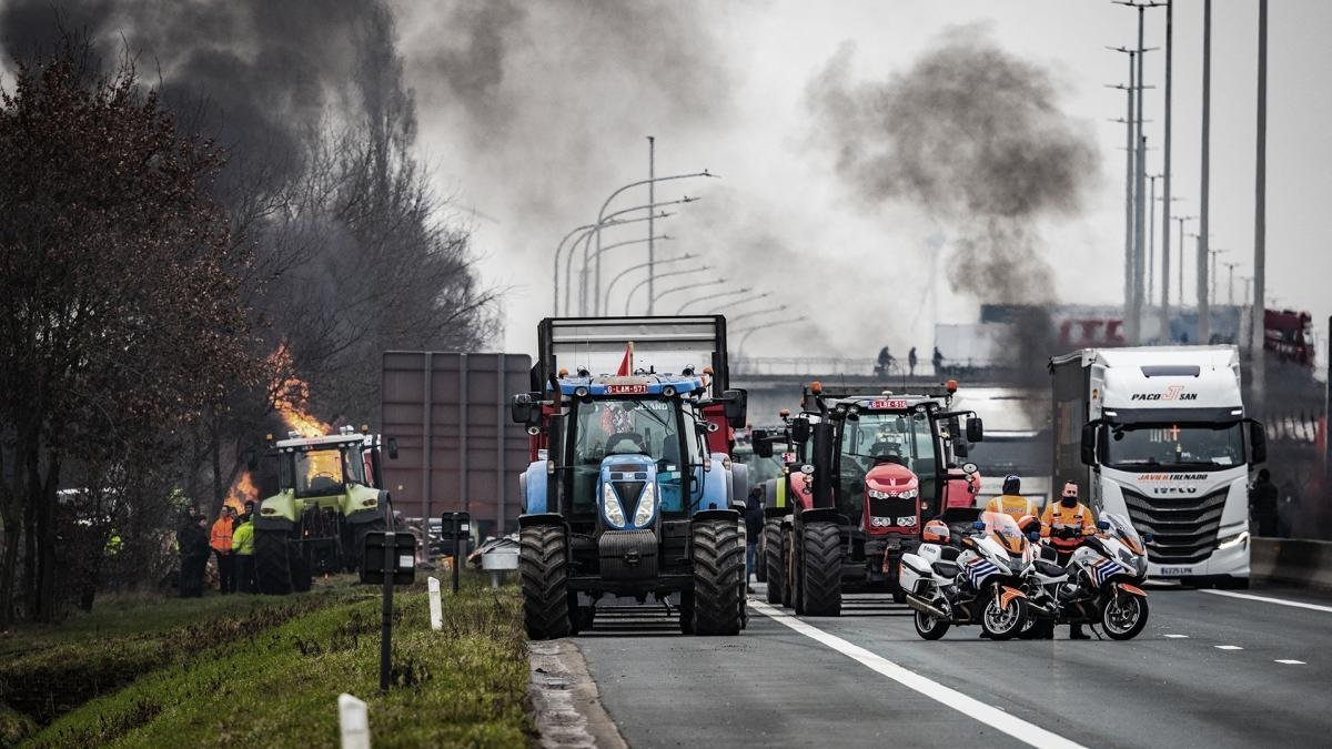 Cientos de agricultores cortan rutas en Países Bajos