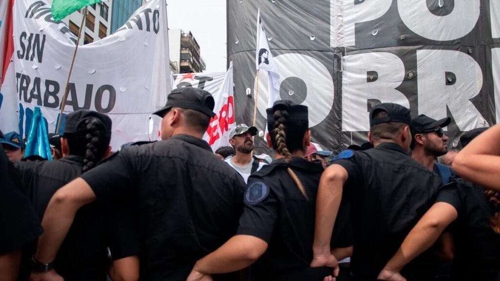 Una masiva movilización de organizaciones sociales reclamó alimentos para comedores