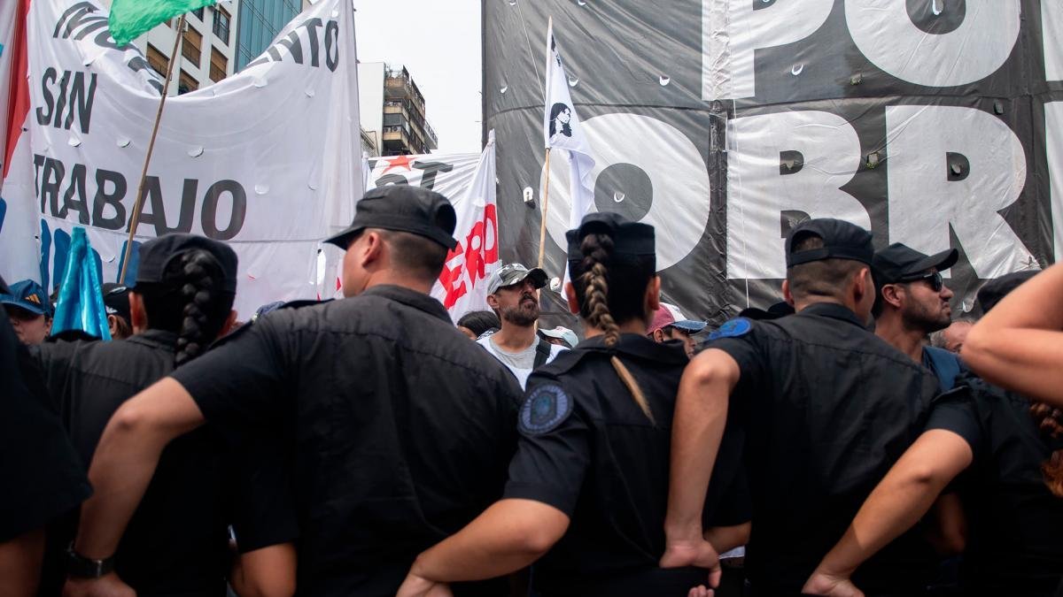 Una masiva movilización de organizaciones sociales reclamó alimentos para comedores