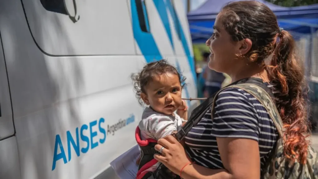 Reducen topes de ingreso para recibir asignaciones familiares