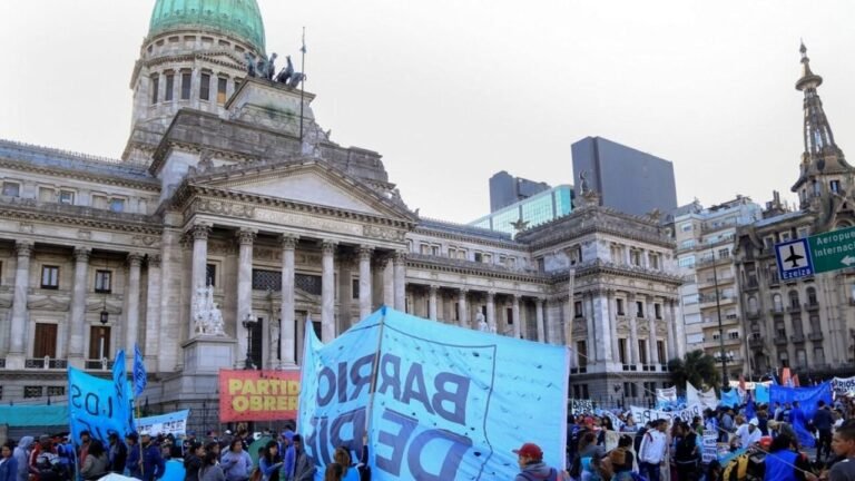 Numerosa marcha contra la Ley de Bases en el Congreso