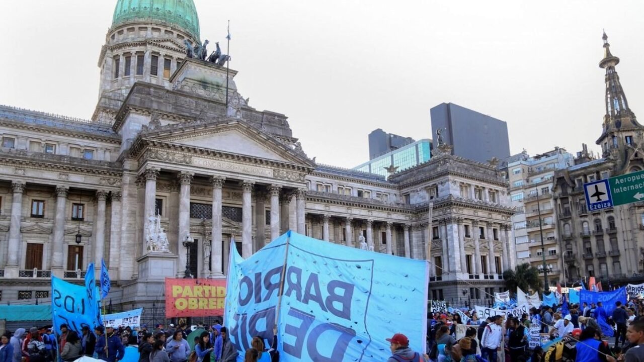 Numerosa marcha contra la Ley de Bases en el Congreso