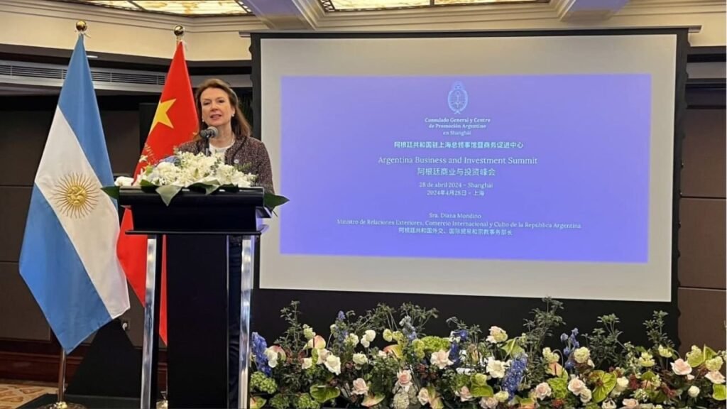 Mondino inició su visita a China para la renovación del swap