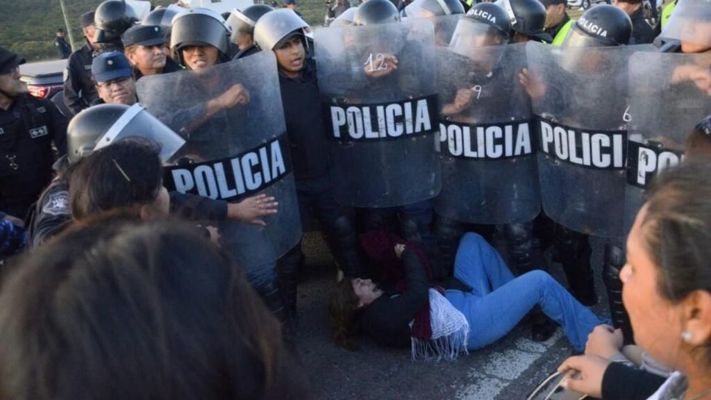 Brutal represión a docentes y jubilados
