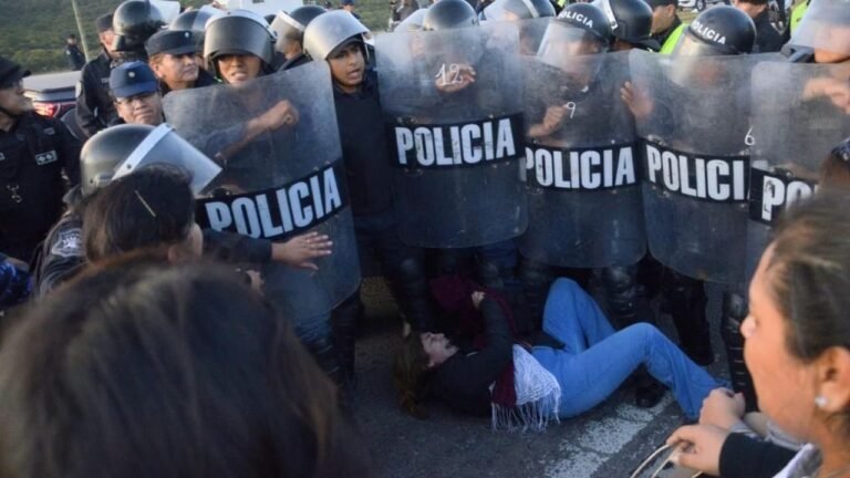 Brutal represión a docentes y jubilados