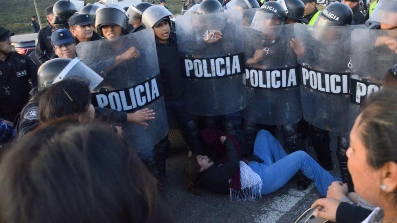 Brutal represión a docentes y jubilados