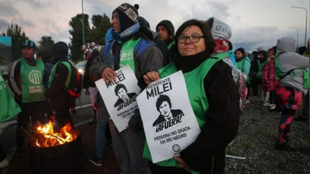 Protestas de ATE en Bariloche: Bloquean el aeropuerto y el acceso al Llao Llao