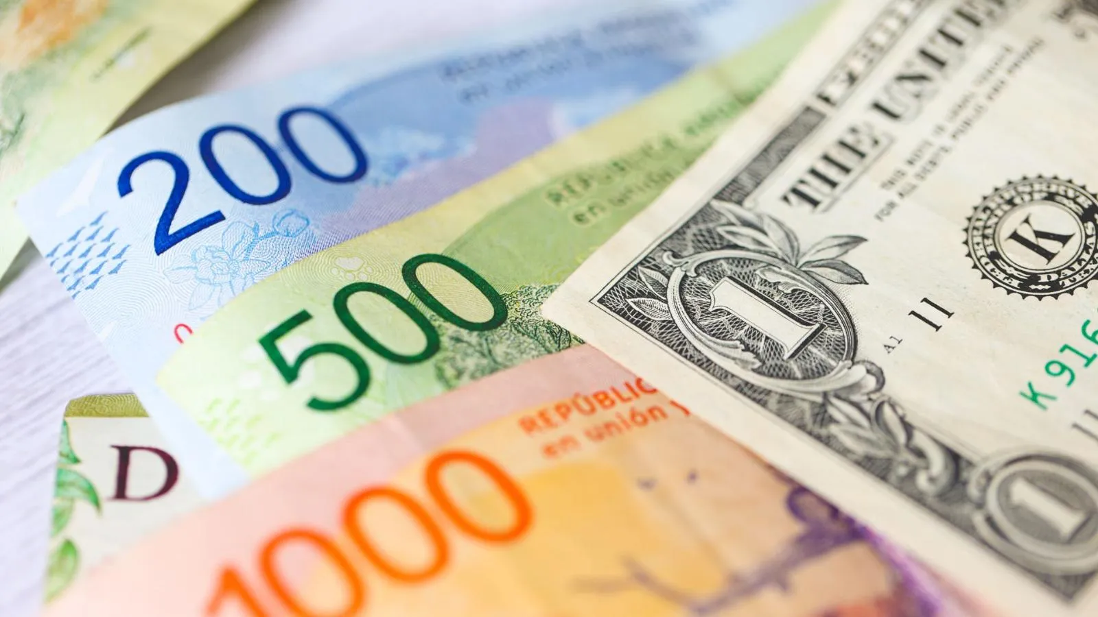 Milei extendió el impuesto PAÍS