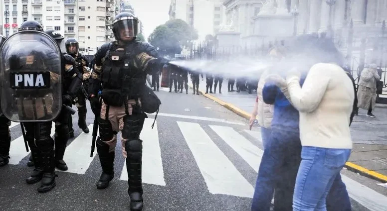 Familiares de detenidos en Congreso denuncian que “les pegaron, los desnudaron y los humillaron”
