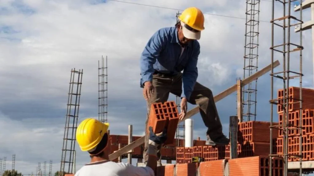 La construcción continúa cayendo fuertemente