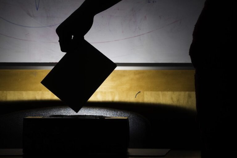 La democracia bajo ataque en la era “posfactual”
