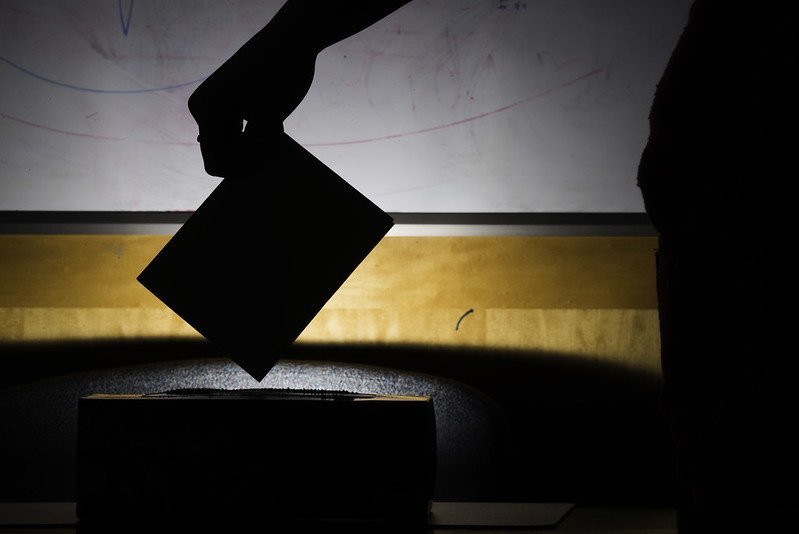 La democracia bajo ataque en la era “posfactual”
