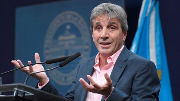 Luis Caputo: “La gente tendrá que vender dólares para pagar impuestos”