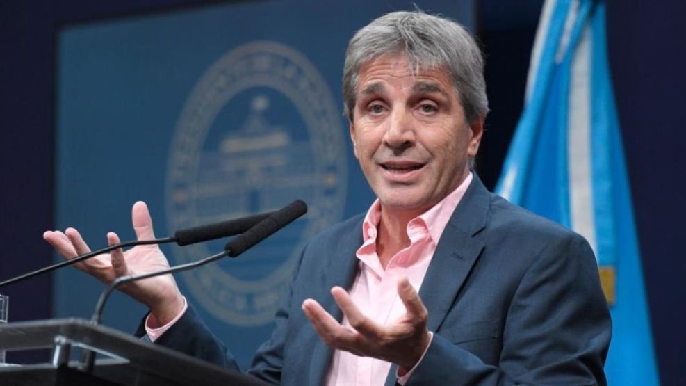 Luis Caputo: “La gente tendrá que vender dólares para pagar impuestos”