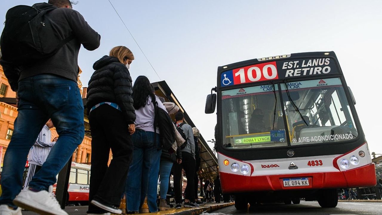 Las empresas de colectivos reducirán sus servicios por la quita de subsidios