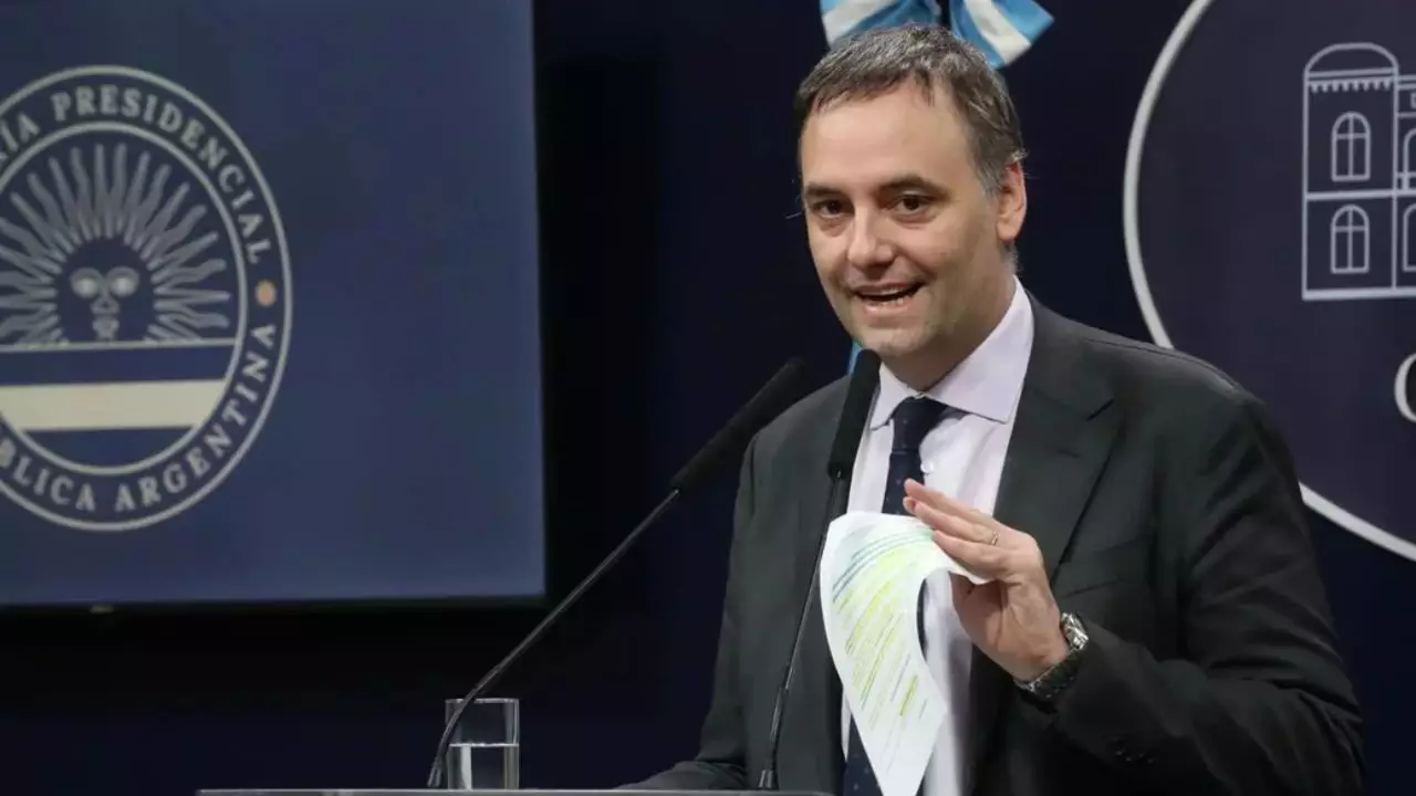 ¿Cómo se conforma la enorme estructura de Manuel Adorni?