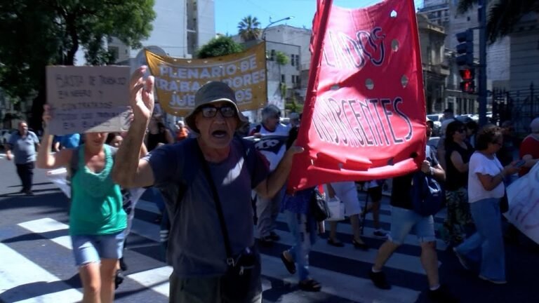 Jubilados y organizaciones sociales marchan contra del veto de Milei