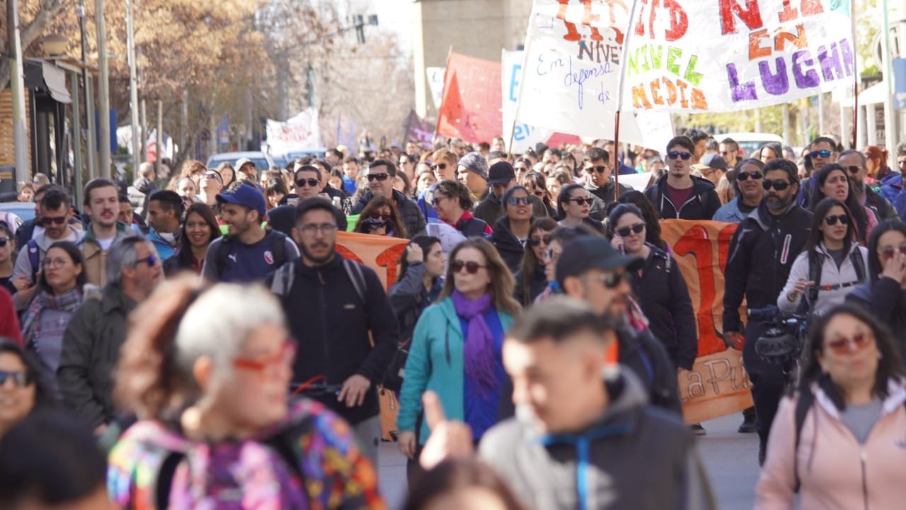 Docentes universitarios paran y marchan por el financiamiento