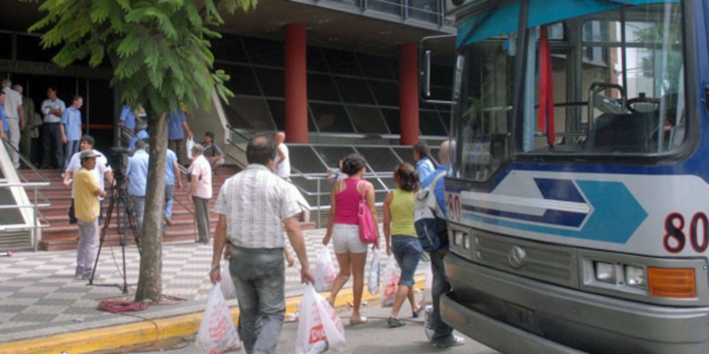 Corte de más de 100 líneas de colectivos en Buenos Aires por subsidios impagos