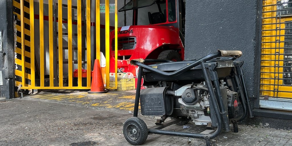 Cortes de luz en la Ciudad: autoridades exigen a distribuidoras restaurar el servicio de inmediato y advierten sobre sanciones inminentes.