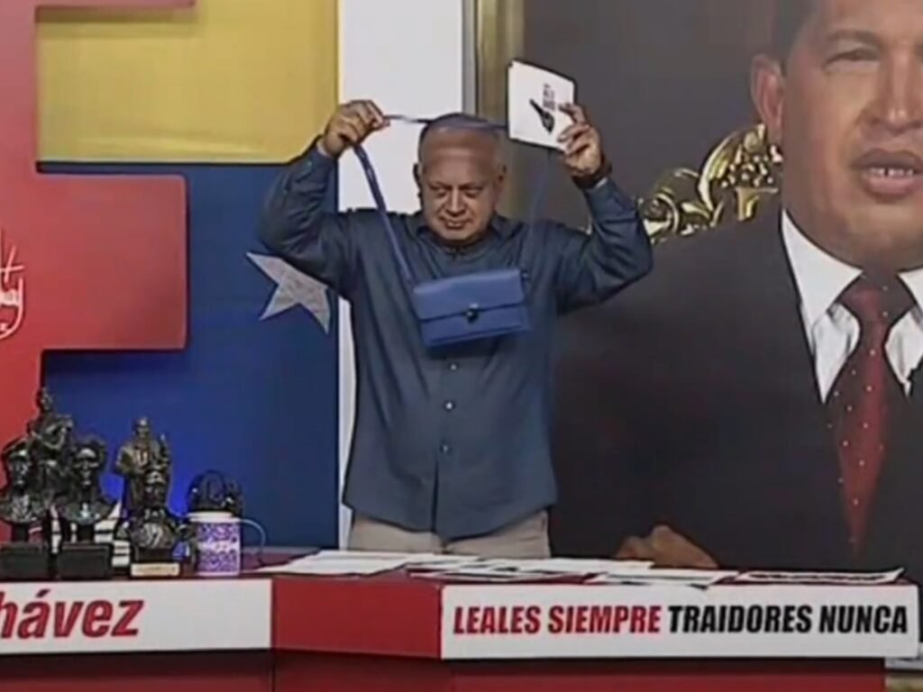 Diosdado Cabello se burla de María Corina Machado y su cartera