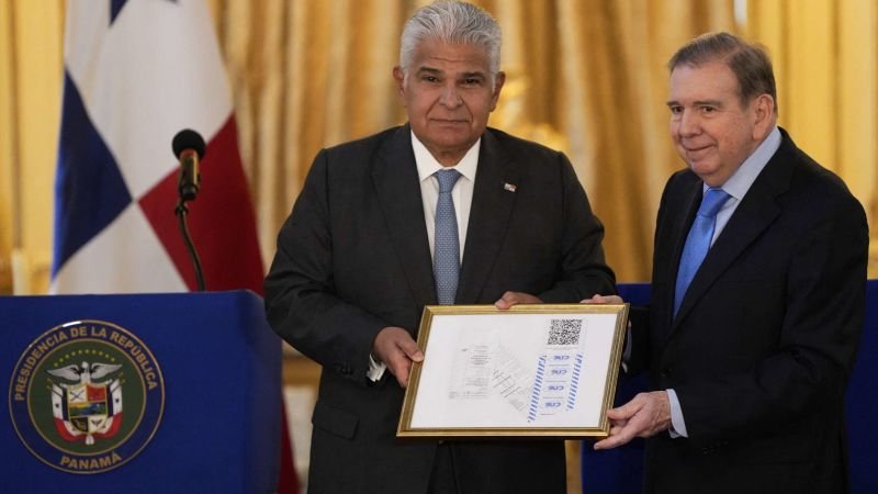 Edmundo González entrega actas electorales en Panamá para Venezuela