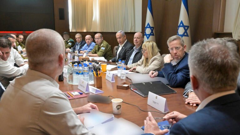 Familiares de rehenes piden a Israel paz