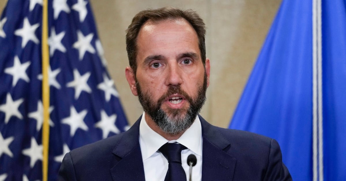 Fiscal especial defiende legalidad en investigación a Trump