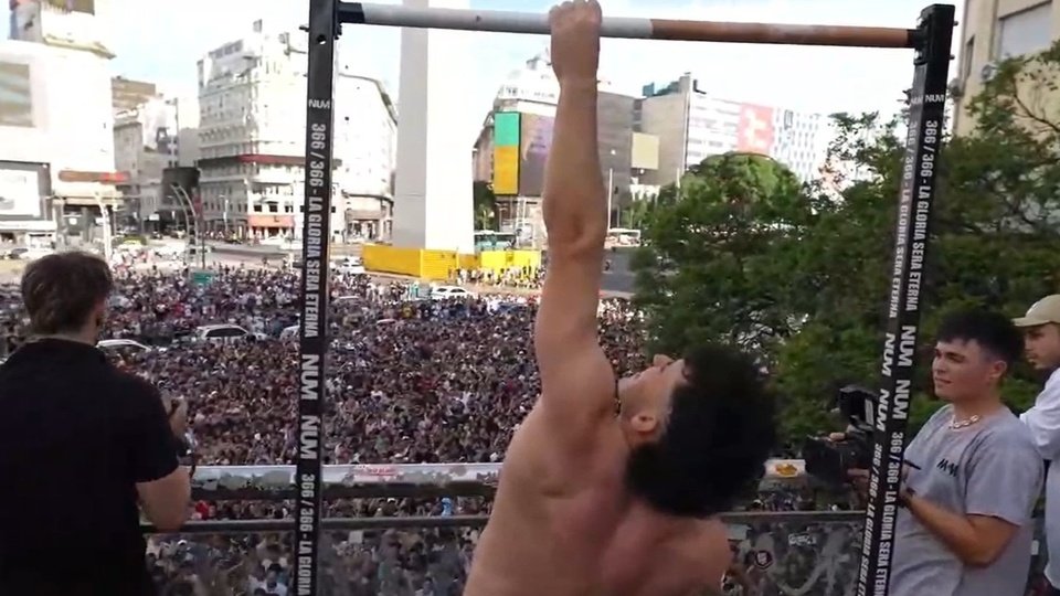 Gero Arias logra récord mundial de dominadas en el Obelisco