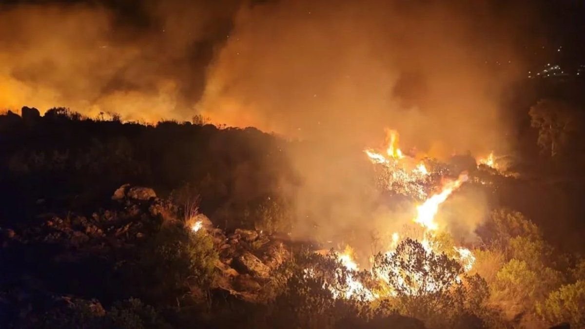 Incendio en Tandil arrasa 3500 hectáreas cerca del Cerro de la Cruz